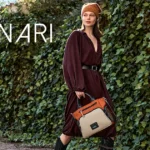 Woman walking with the Estepona handbag from Binnari's new autumn-winter collection.