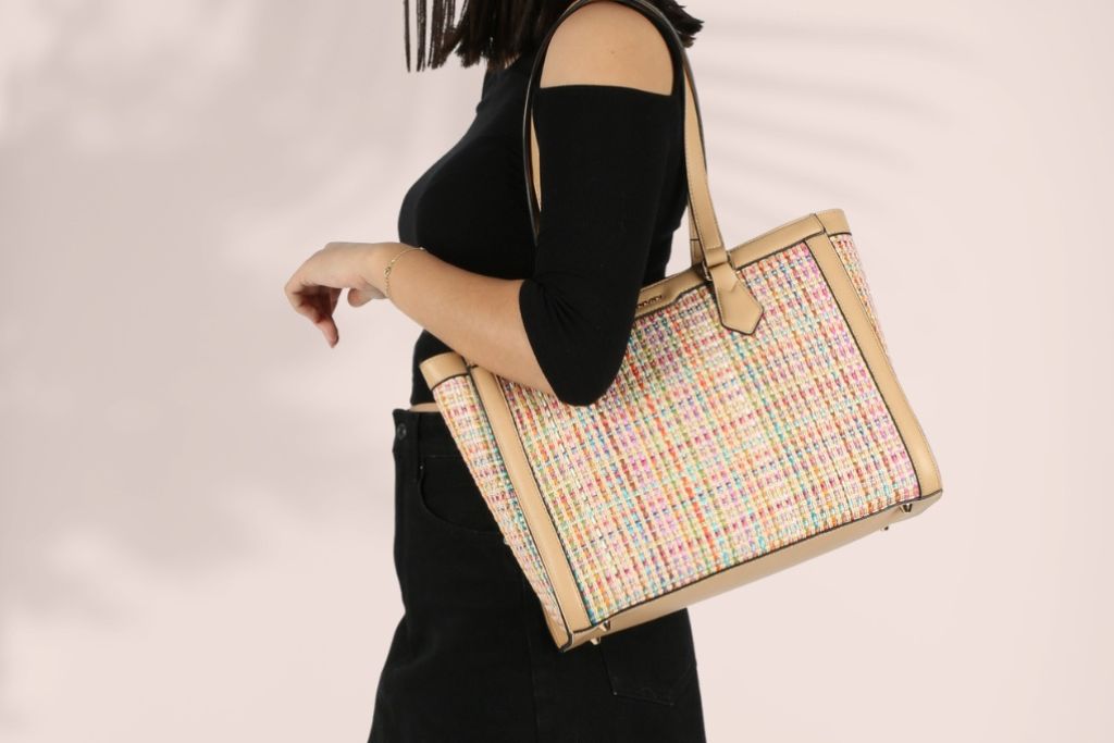 Modelo con bolso shopper Cala, uno de los bolsos de rafia  de colores favoritos de nuestra nueva colección Binnari.